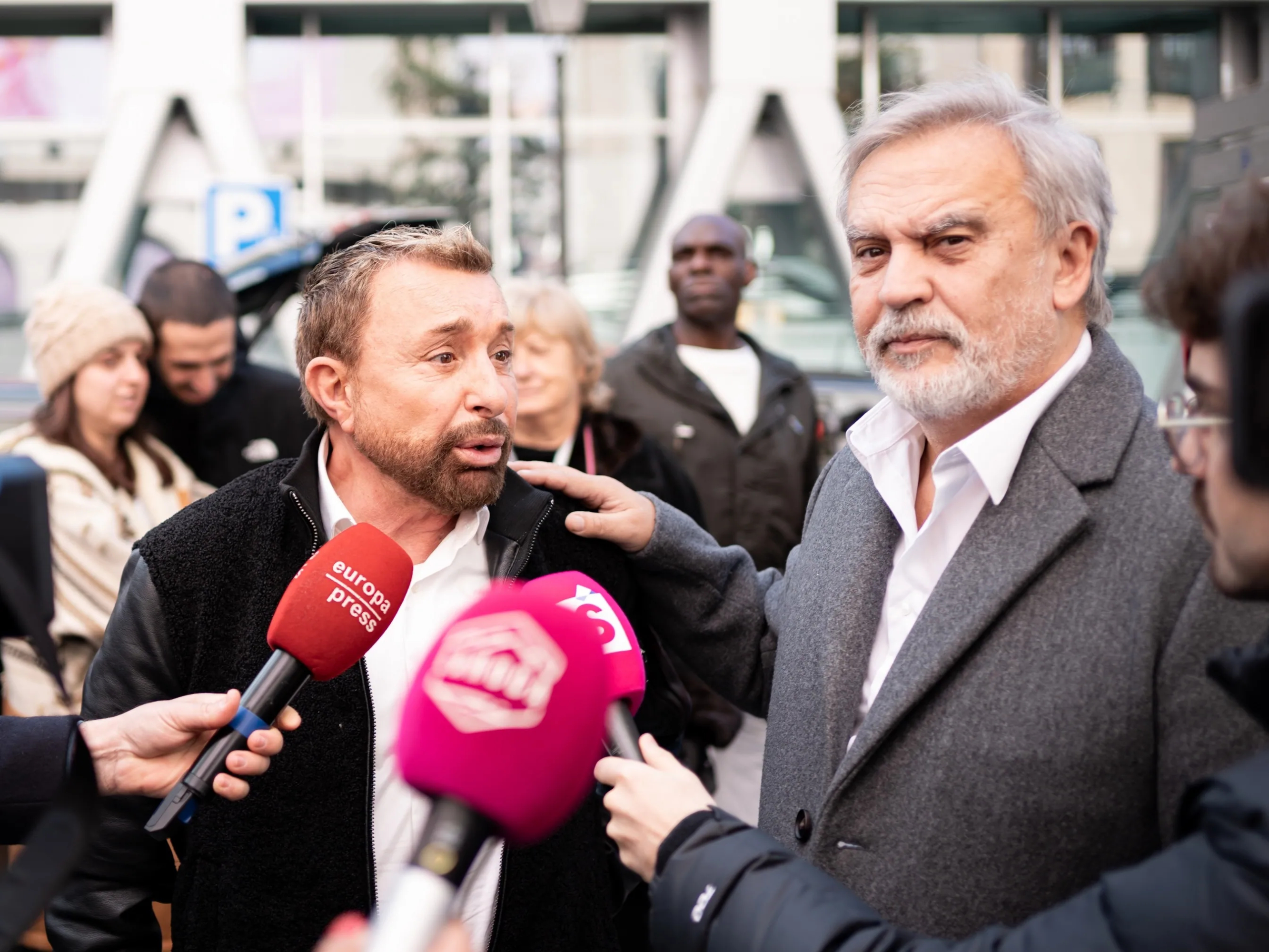 El presentador de televisión José Manuel Parada y el actor y cantante Enrique del Pozo atienden a los medios de comunicación a su llegada a la capilla ardiente de la actriz Concha Velasco, en el Teatro de la Latina, a 2 de diciembre de 2023.