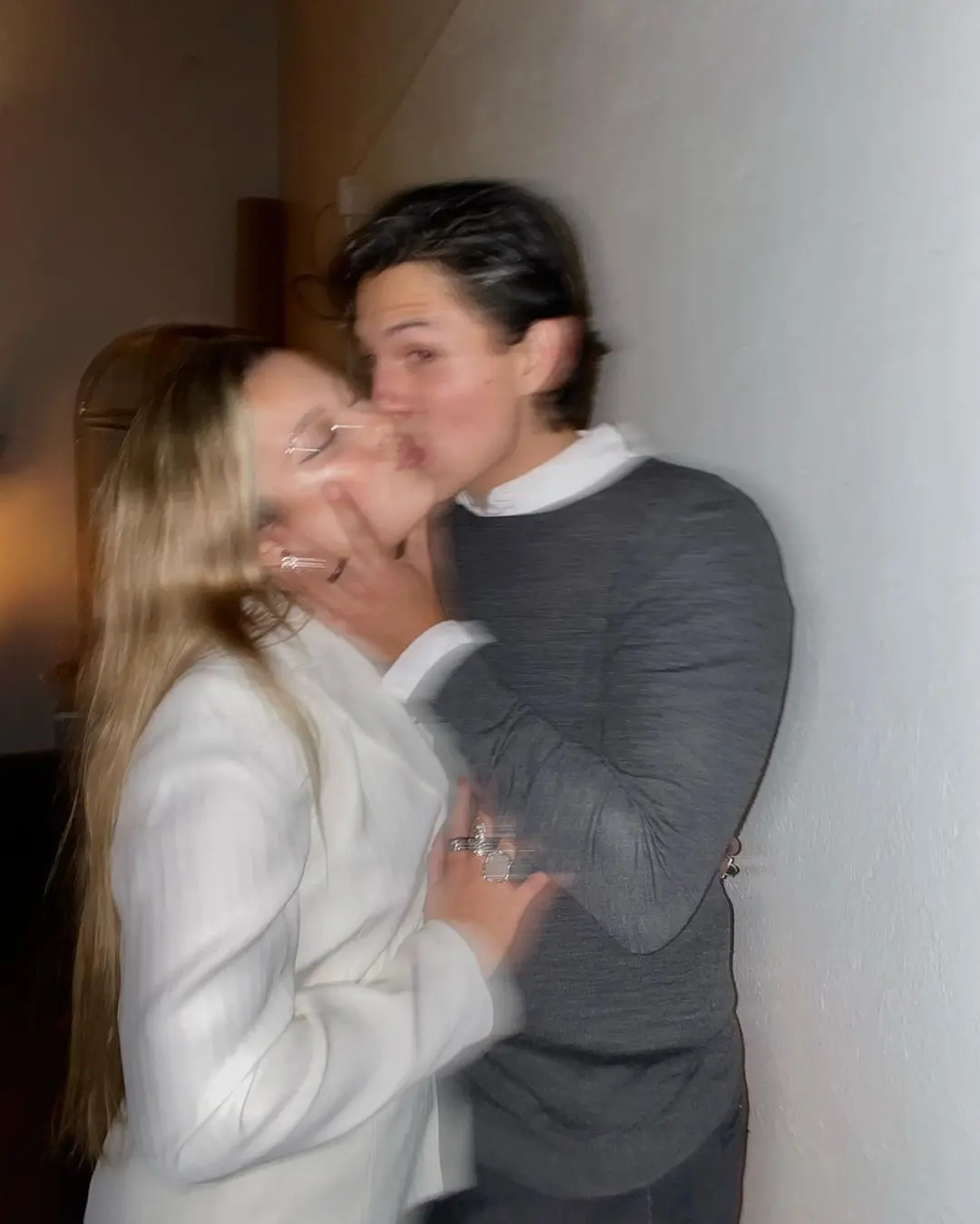 Manuela Sanz, hija de Alejandro Sanz, con su novio dándole un beso