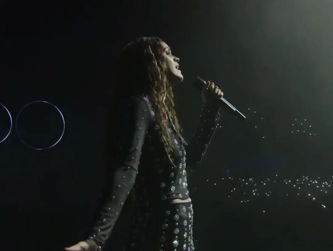 Aitana Romero cantando sobre el escenario.