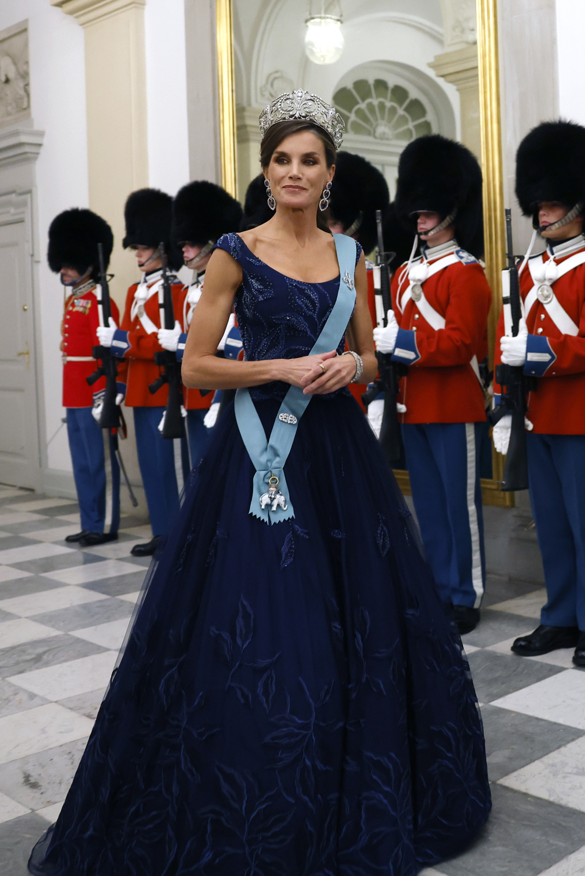La reina Letizia, a su llegada a la cena de gala ofrecida en el Palacio de Christiansborg, dentro de la visita de estado de tres días de los reyes de España a Dinamarca, este lunes en Copenhague