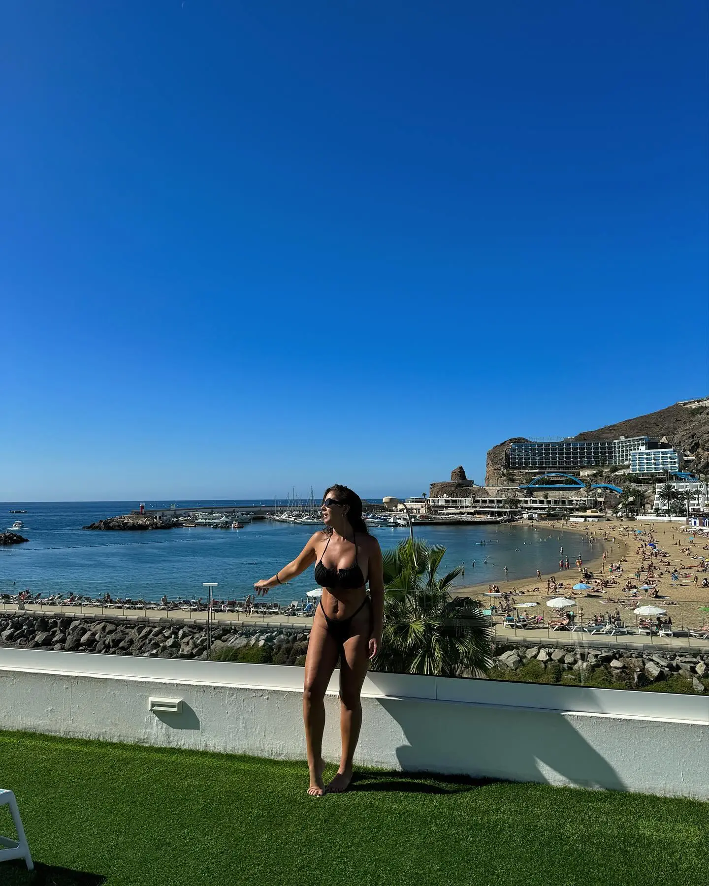 Anabel Pantoja, muy guapa posando en biquini y con Gran Canaria de fondo.