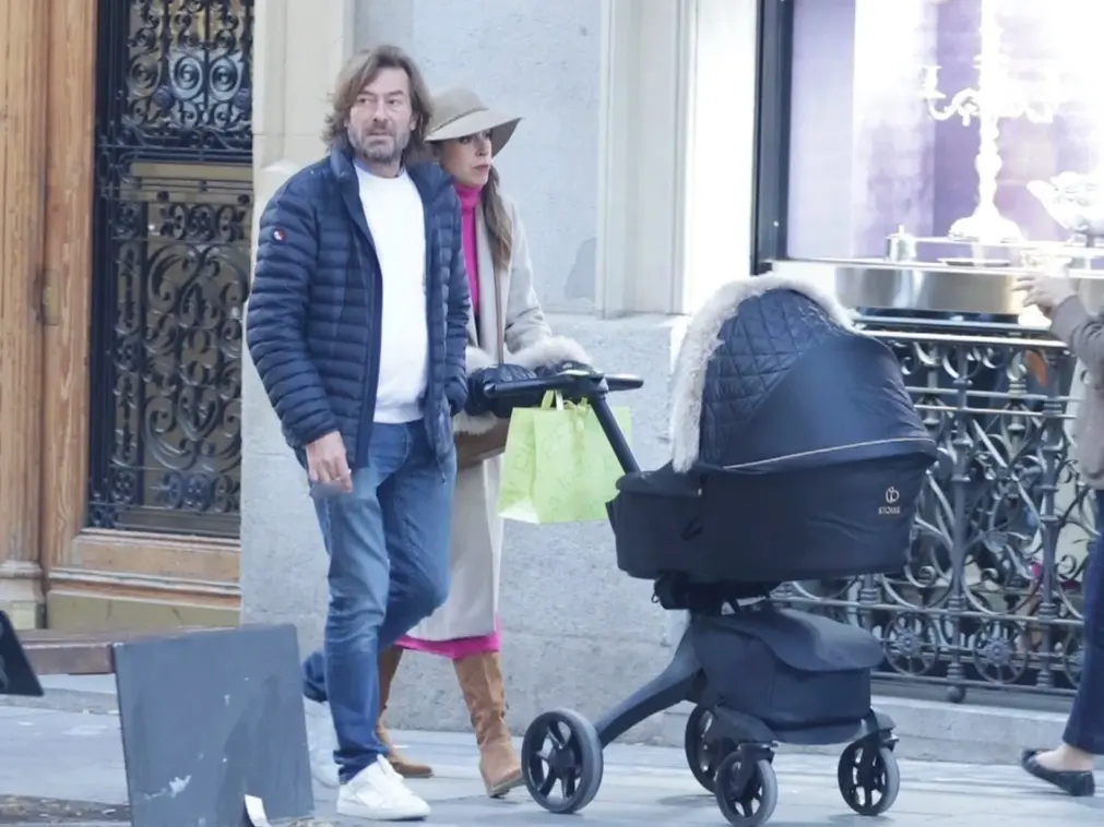 Santiago Pedraz y Elena Hormigos paseando con su bebé en Madrid.