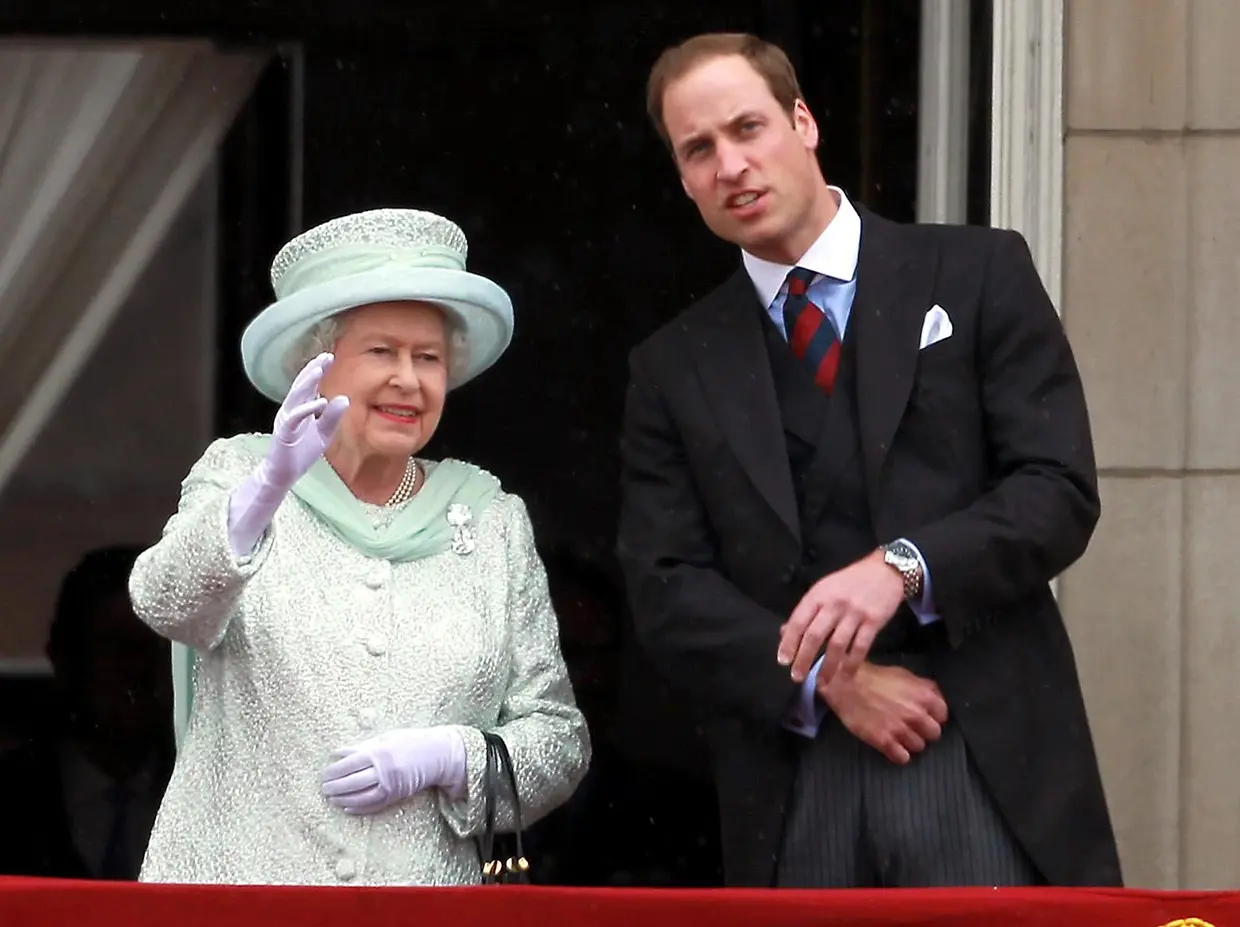 Reina Isabel y el príncipe Guillermo.