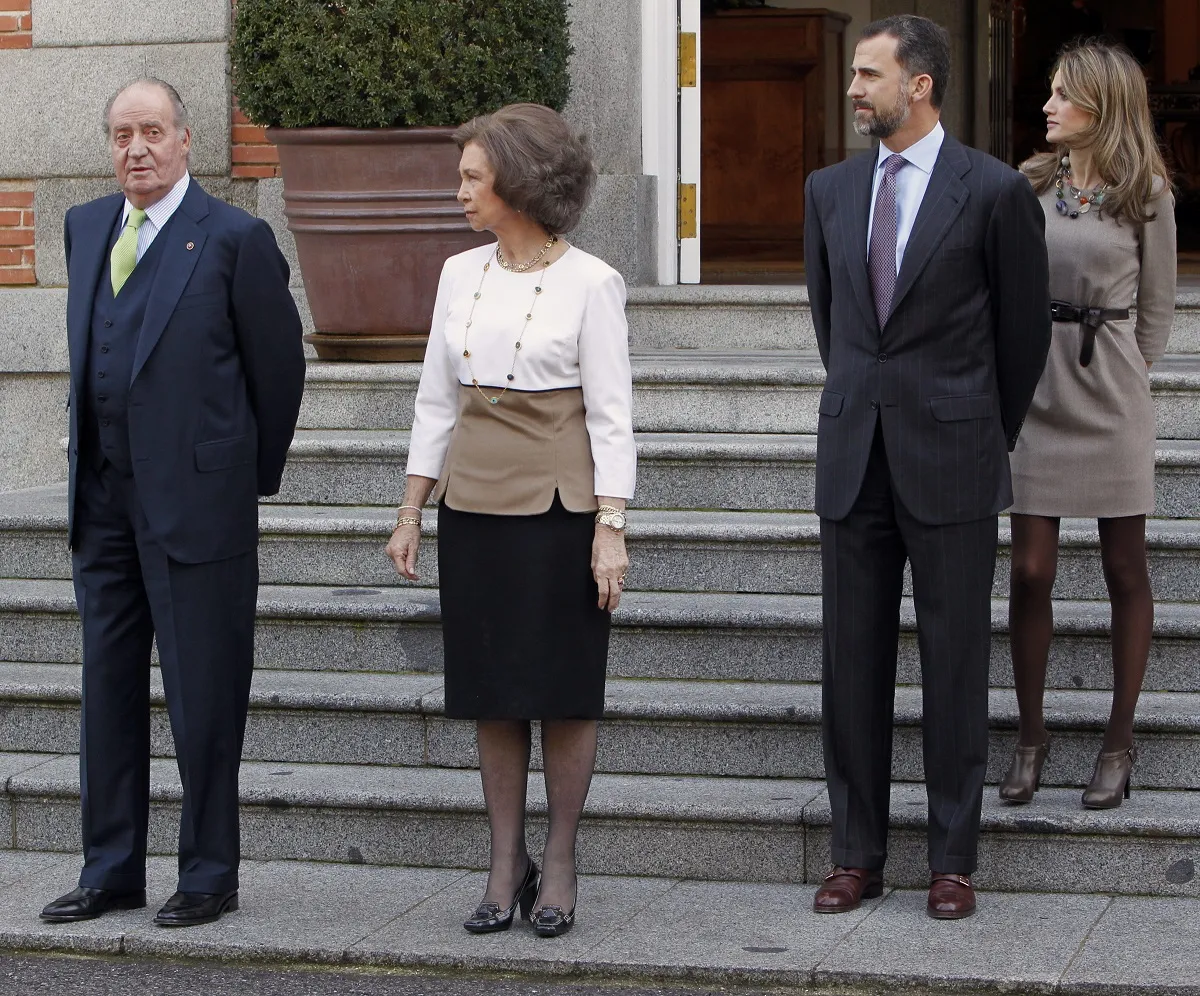 Juan Carlos I, la reina Sofía, el rey Felipe VI y la reina Letizia en unas escaleras