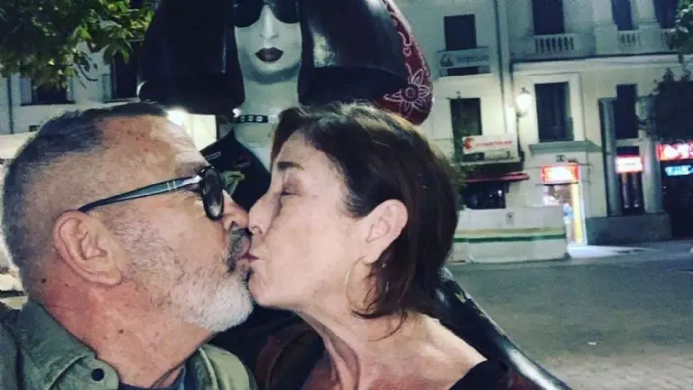 Antonio Panizza con Verónica Forqué dándose un beso