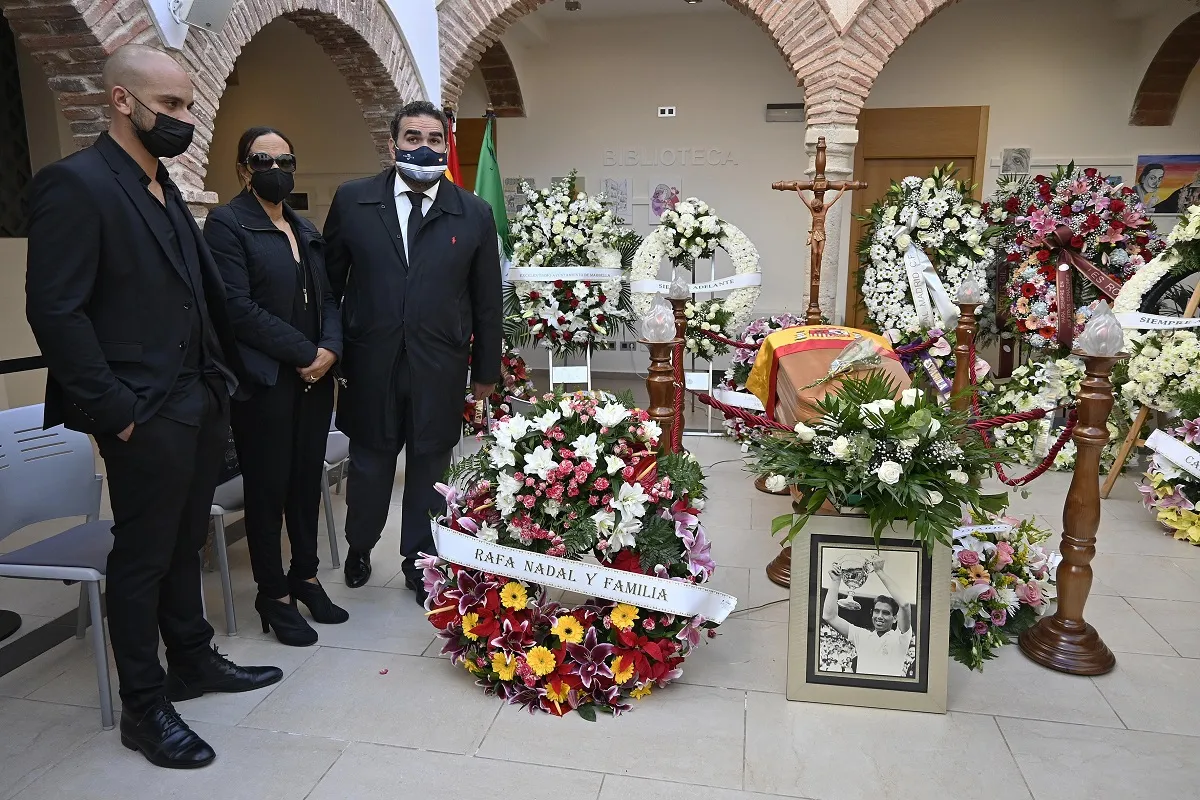 La capilla ardiente de Manolo Santana, en Marbella.