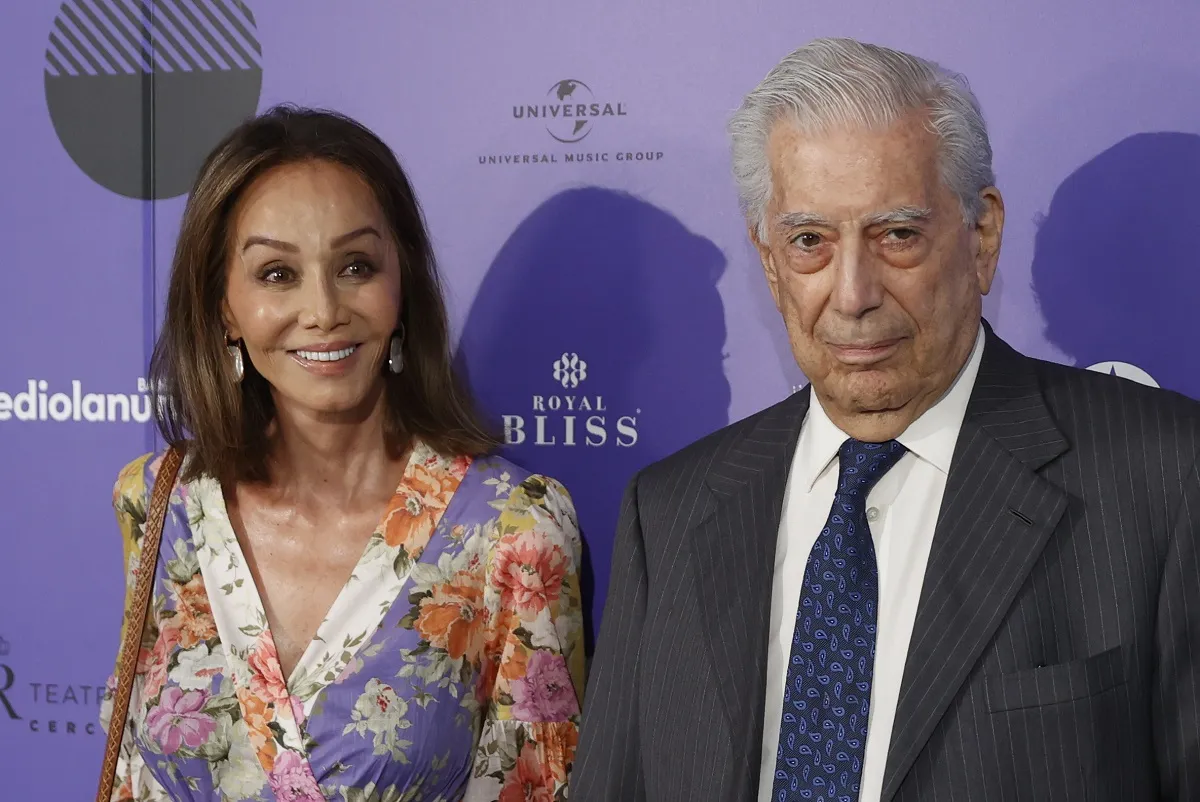 Isabel Preysler y Mario Vargas Llosa, sonrientes en una fiesta.