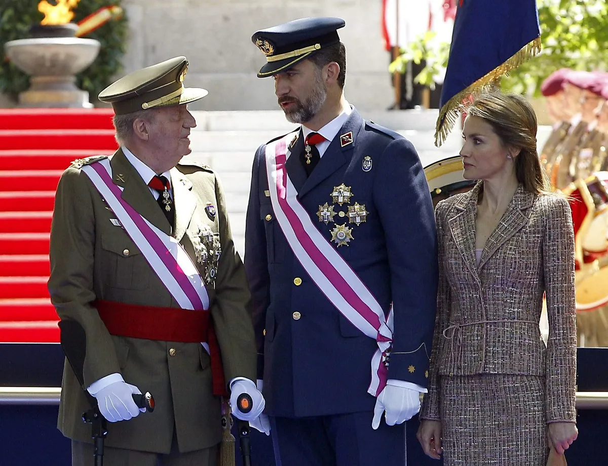 El rey Felipe, muy serio con su padre, Juan Carlos.