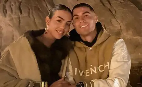 Georgina y Cristiano en una imagen romántica en Abu Dabi