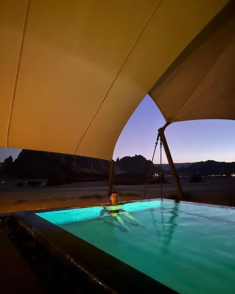 Cristiano en la piscina de su hotel de Abu Dabi