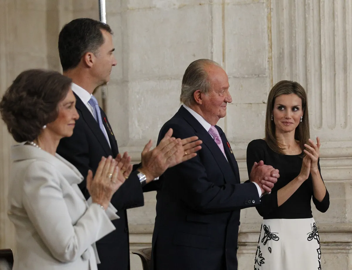 Felipe y Letizia, con los reyes eméritos aplaudiendo