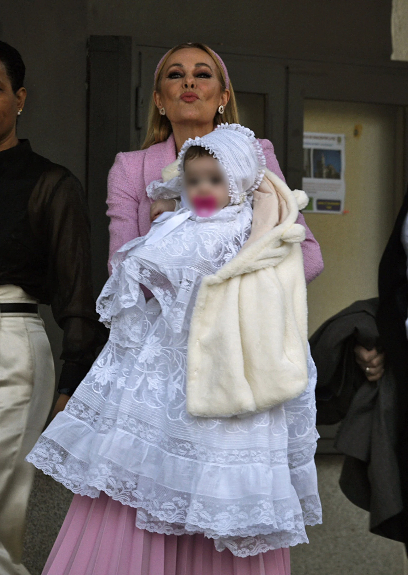Ana Obregón sostiene en brazos a su nieta, Ana Sandra, de camino a la iglesia (Europa Press)