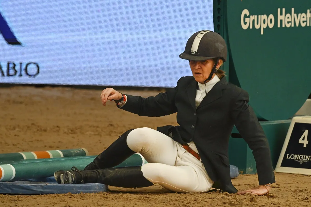 La infanta Elena en el suelo. Se cae de un caballo.