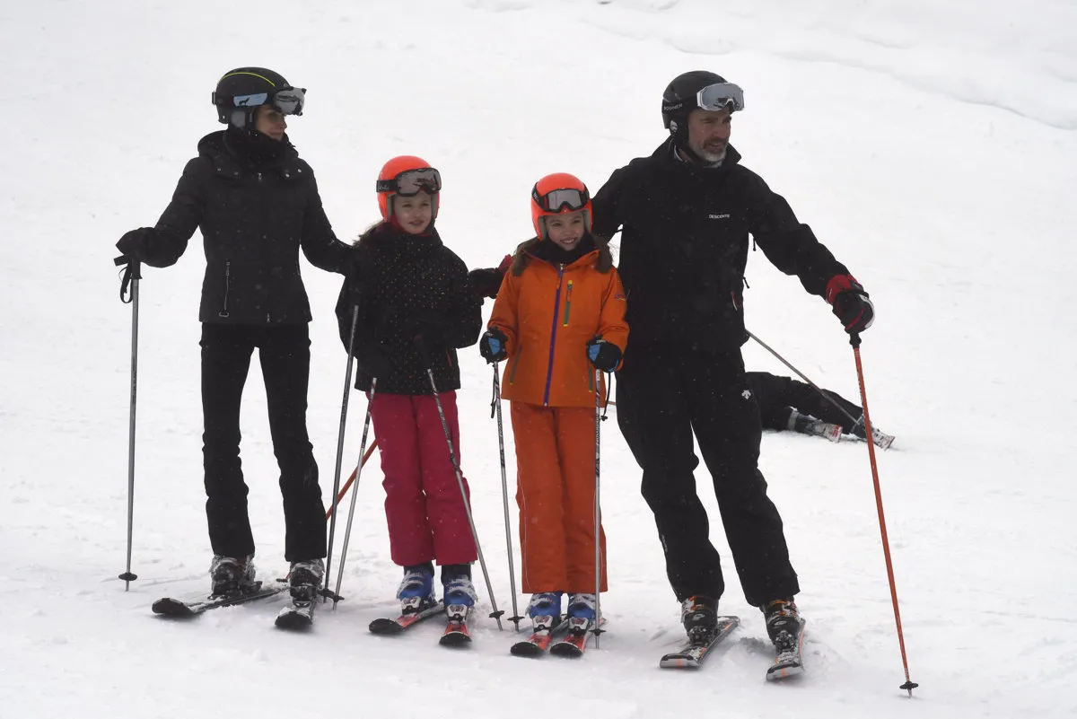 Leonor esquiando en Astún con sus padres, en 2017.