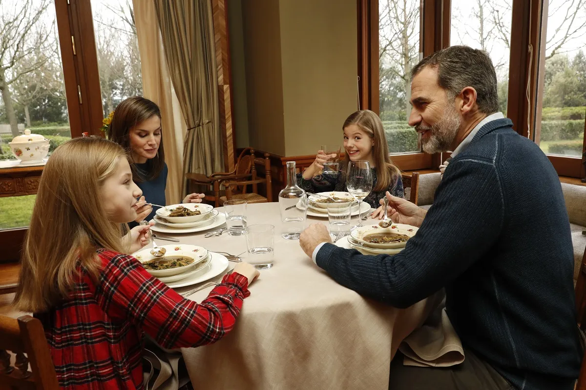 La familia real, comiendo juntos.