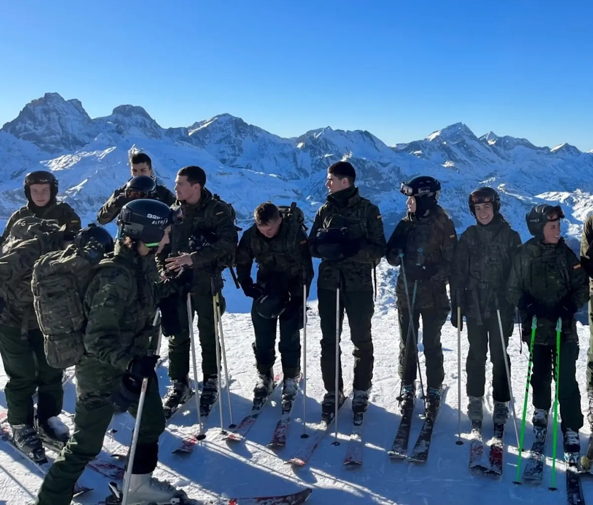 Imágenes de la Princesa Leonor junto al resto de sus compañeros en las maniobras que realizarán en las pistas de Astún en el Pirineo aragonés