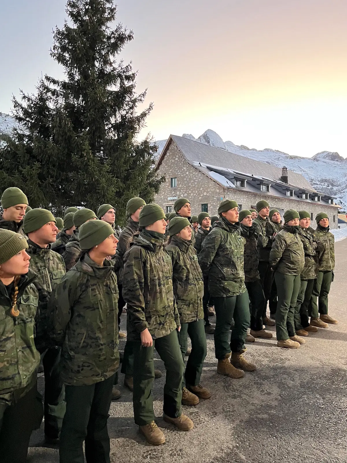 Imágenes de la Princesa Leonor junto al resto de sus compañeros en las maniobras que realizarán en las pistas de Astún en el Pirineo aragonés