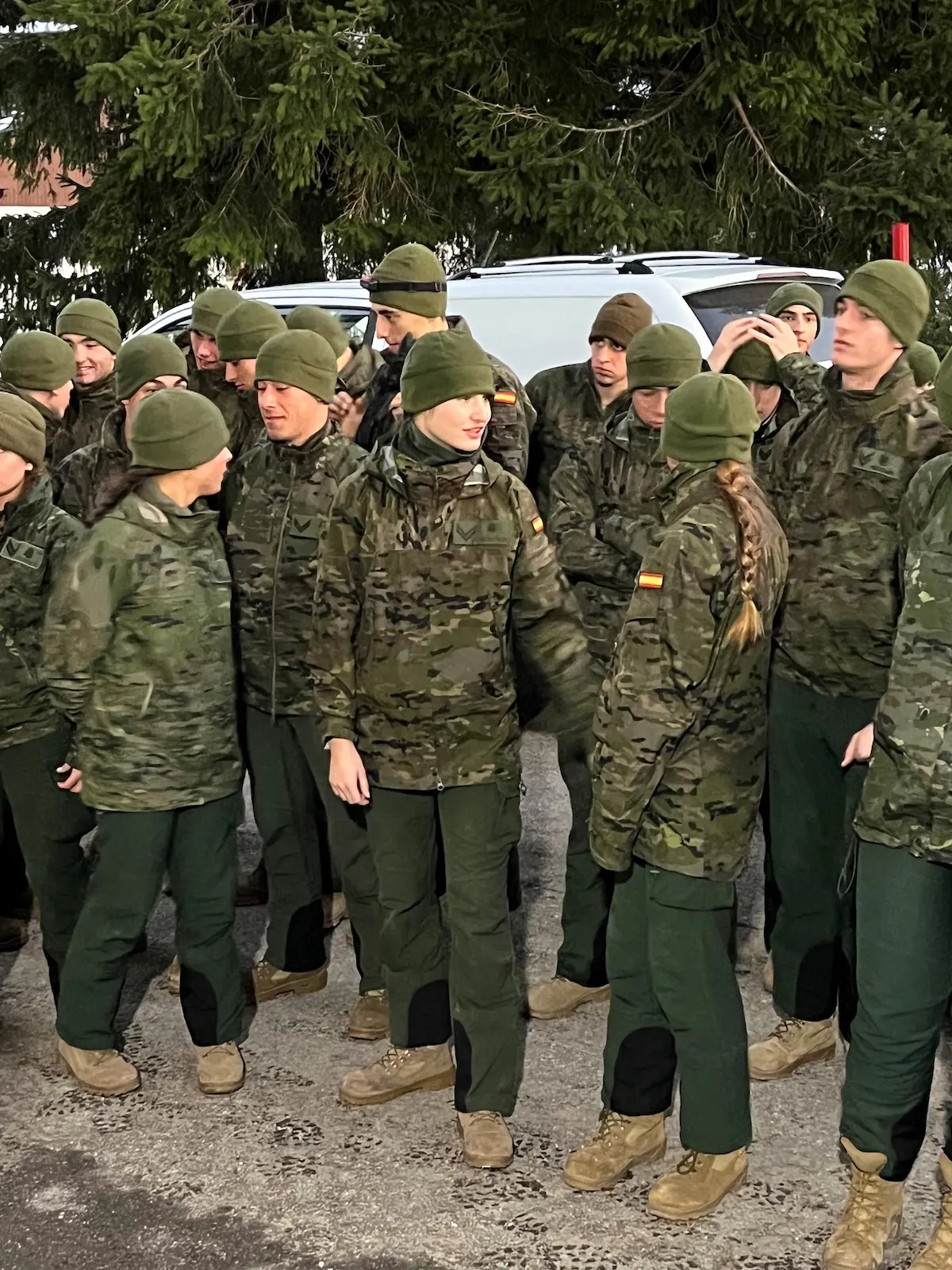 Imágenes de la Princesa Leonor junto al resto de sus compañeros en las maniobras que realizarán en las pistas de Astún en el Pirineo aragonés