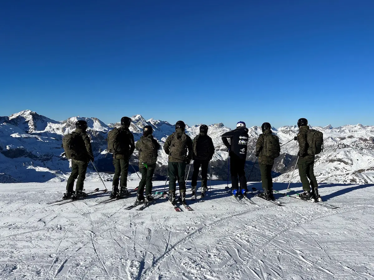 Imágenes de la Princesa Leonor junto al resto de sus compañeros en las maniobras que realizarán en las pistas de Astún en el Pirineo aragonés