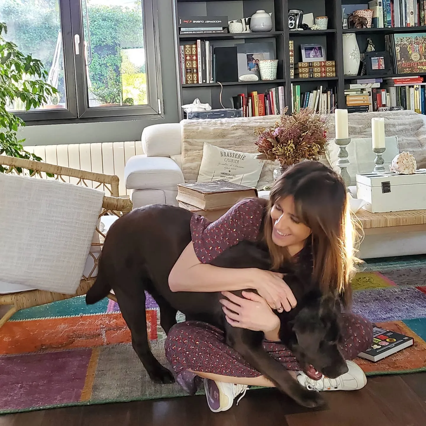 Isabel Jimenez con su perra en su casa