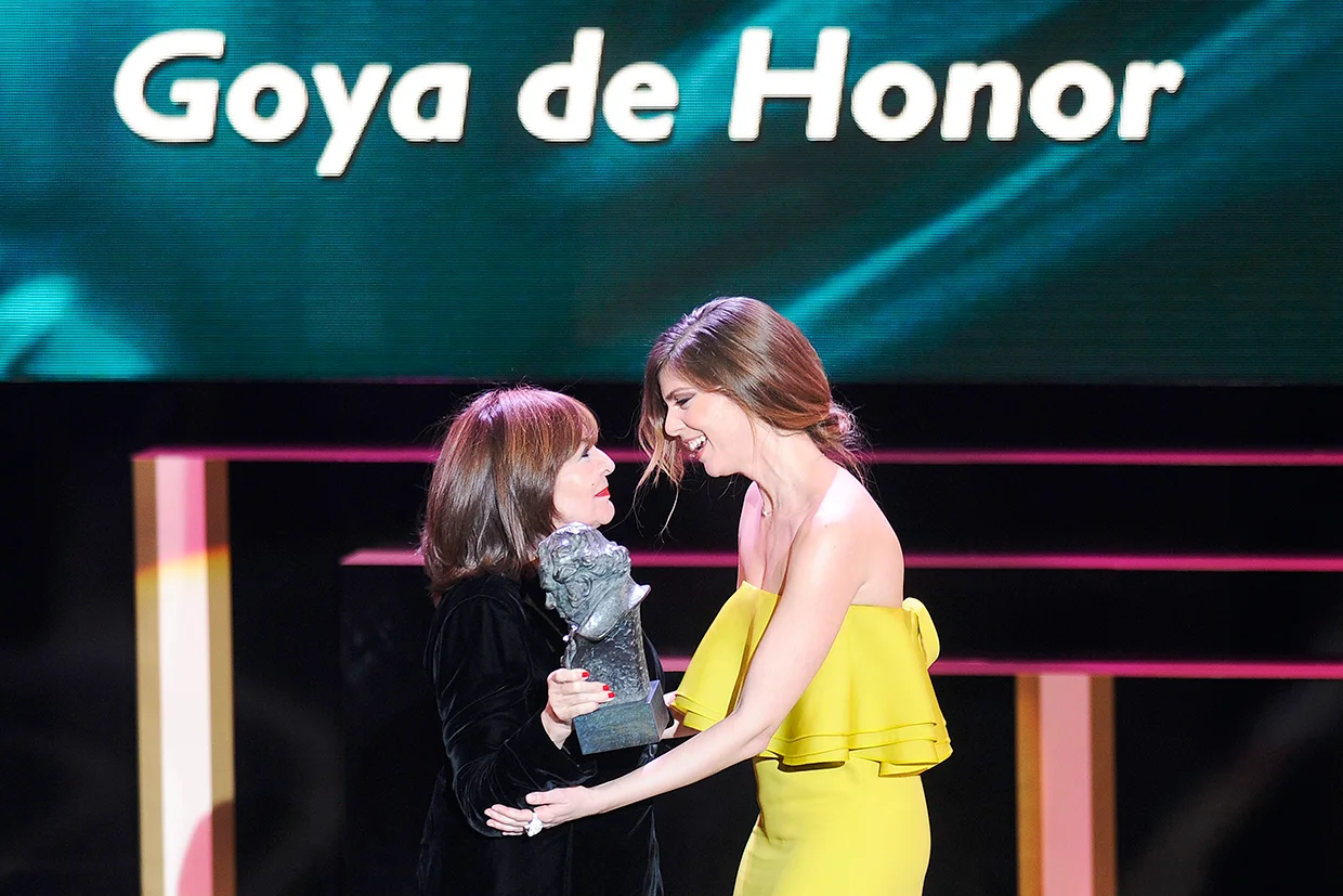 Concha Velasco recibiendo el Goya de Honor de manos de su sobrina, Manuela, en el 2012.