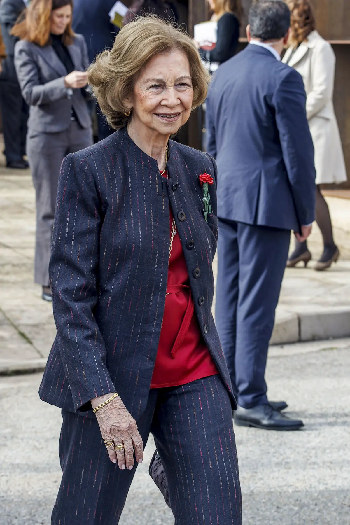 La reina Sofía sonriente caminando en una imagen de archivo