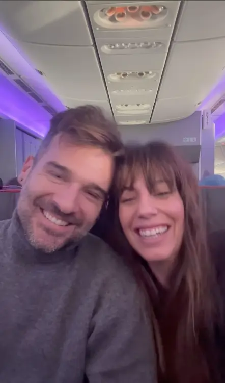Almudena Cid y Gerardo Berodia en el avión camino a Nueva York