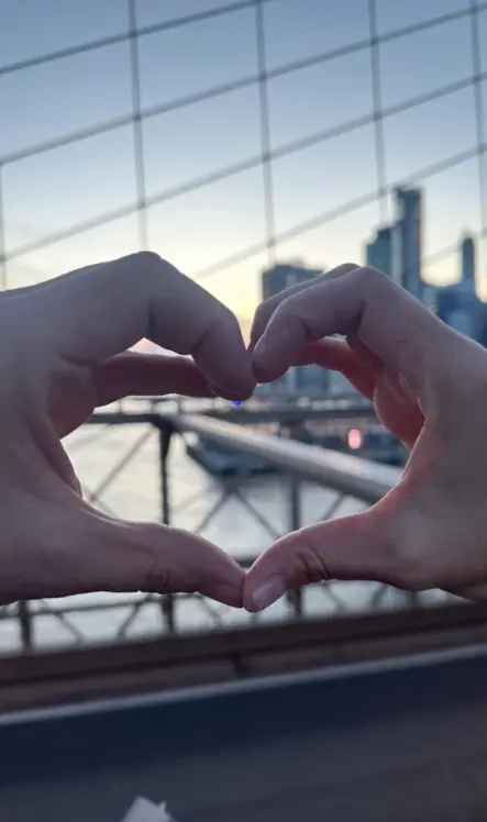 Almudena Cid y Gerardo Berodia dibujan un corazón con las manos en Nueva York