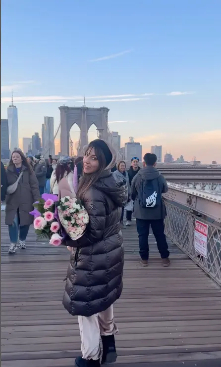 Almudena Cid en Nueva York con un ramo de flores
