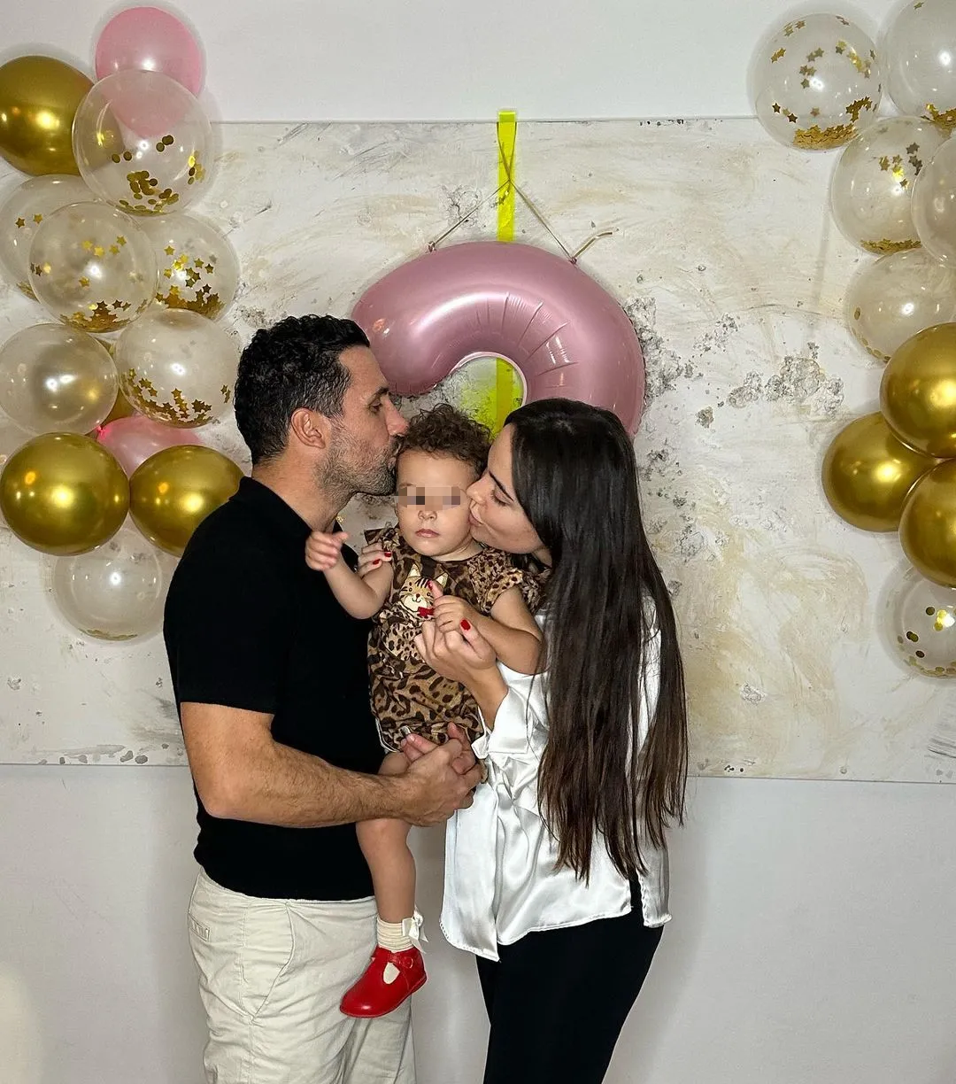 Ivana Rodríguez y Carlos García con su hija en común, Deva, en su 2º cumpleaños