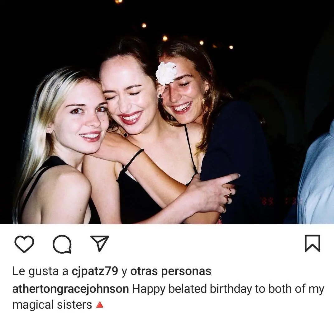 Stella del Carmen, Dakota y Grace Johnson en una imagen abrazadas