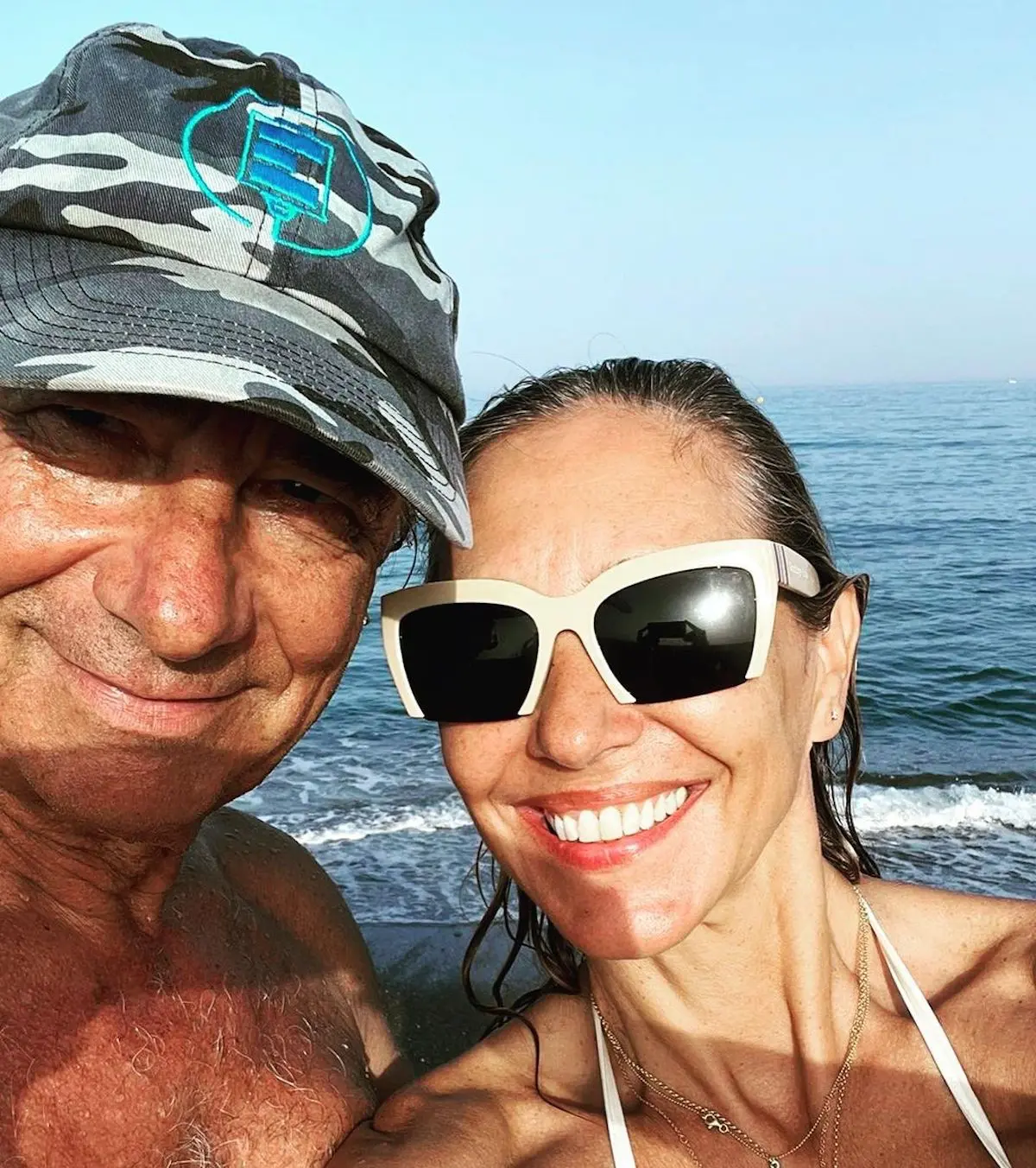 Marta Robles con su marido.