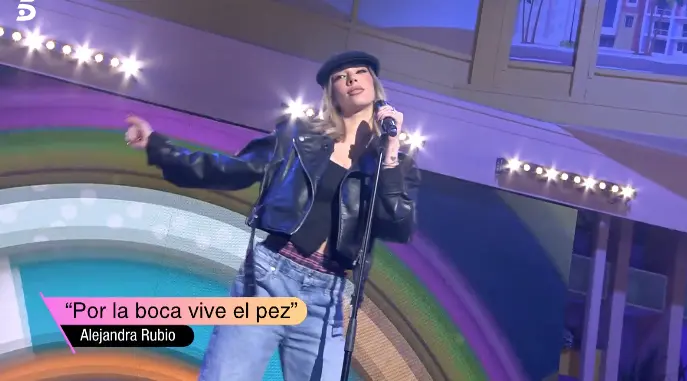 Alejandra Rubio cantando 'Por la boca vive el pez' de Fito en 'Fiestavisión'