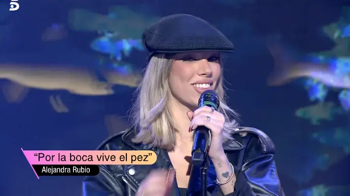 Alejandra Rubio cantando 'Por la boca vive el pez' de Fito en 'Fiestavisión'