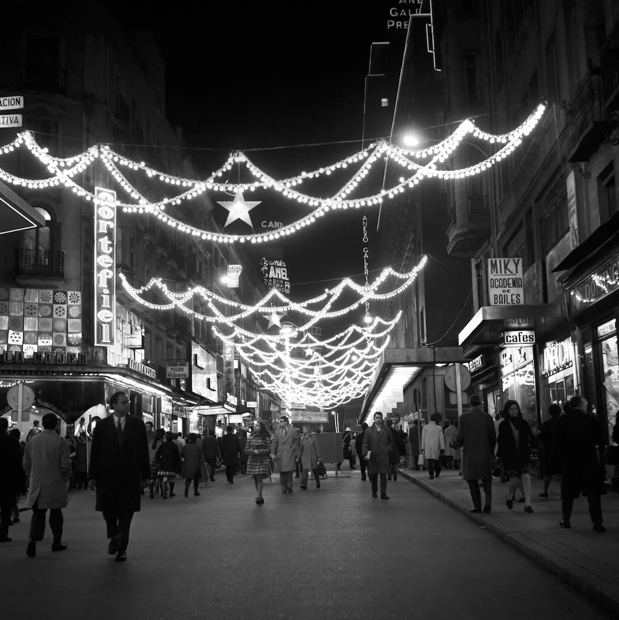 Iluminación navideña de una calle comercial del centro de Madrid.