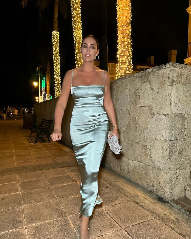 Vicky Martín Berrocal posando con un vestido en su Navidad en República Dominicana