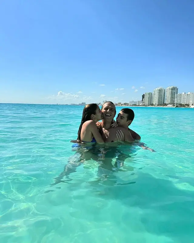Manuel Díaz con sus dos hijos en el mar en México
