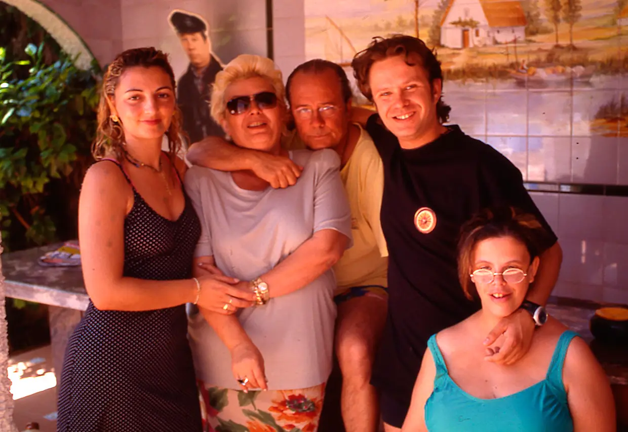 Una foto familiar retrospectiva de Arévalo, su mujer Elena, sus hijos, Paco y Nuria, y la esposa de Paco.