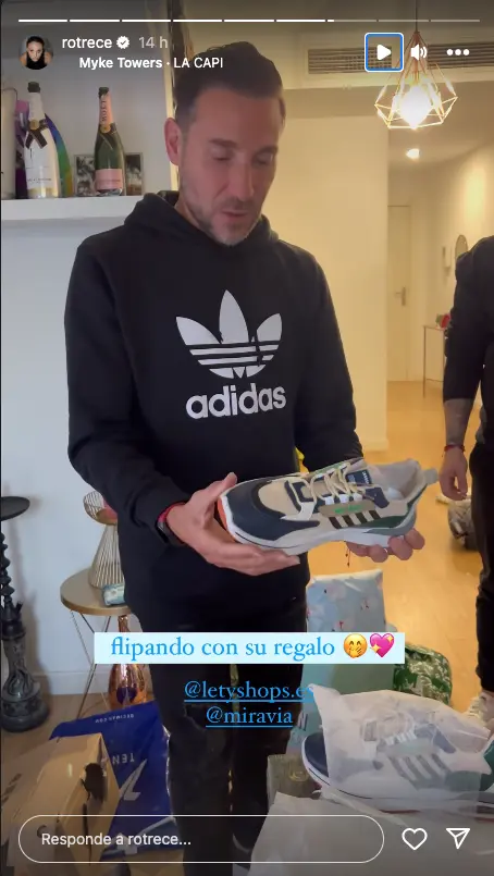 Antonio David recibe un regalo de Rocío Flores