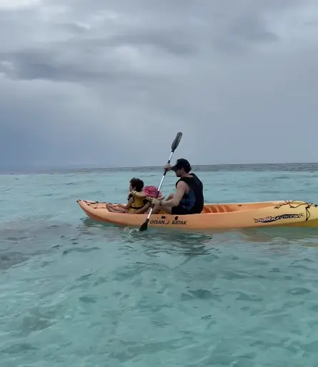 Bisbal con su hijo en canoa en el mar
