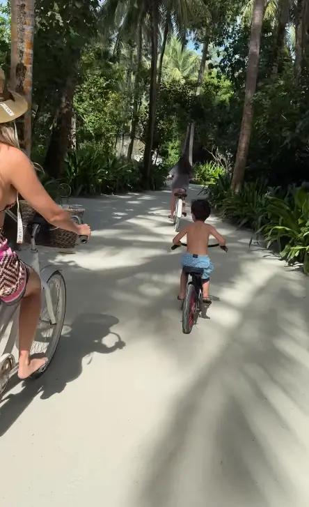 Bisbal y Rosanna Zanetti con sus hijos en bicicleta