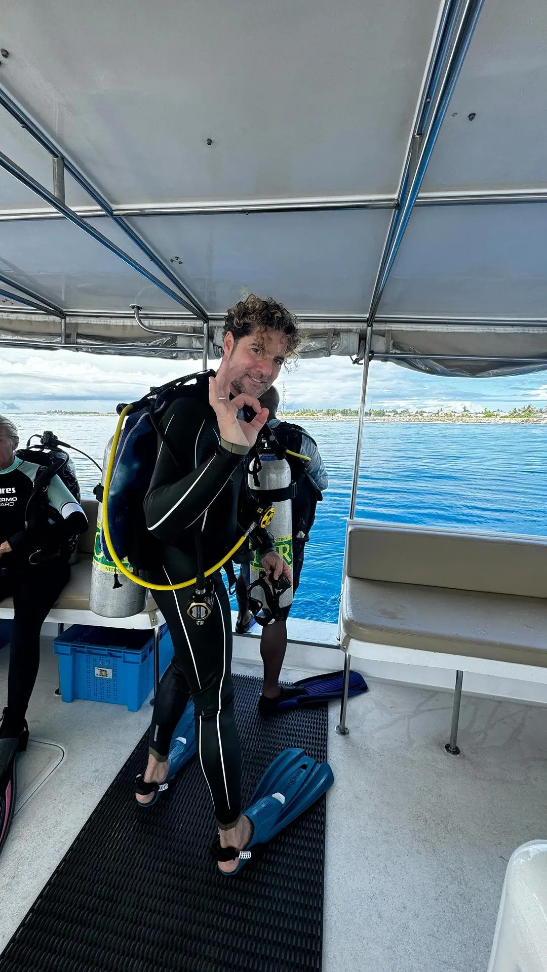 Bisbal con traje a punto de hacer submarinismo