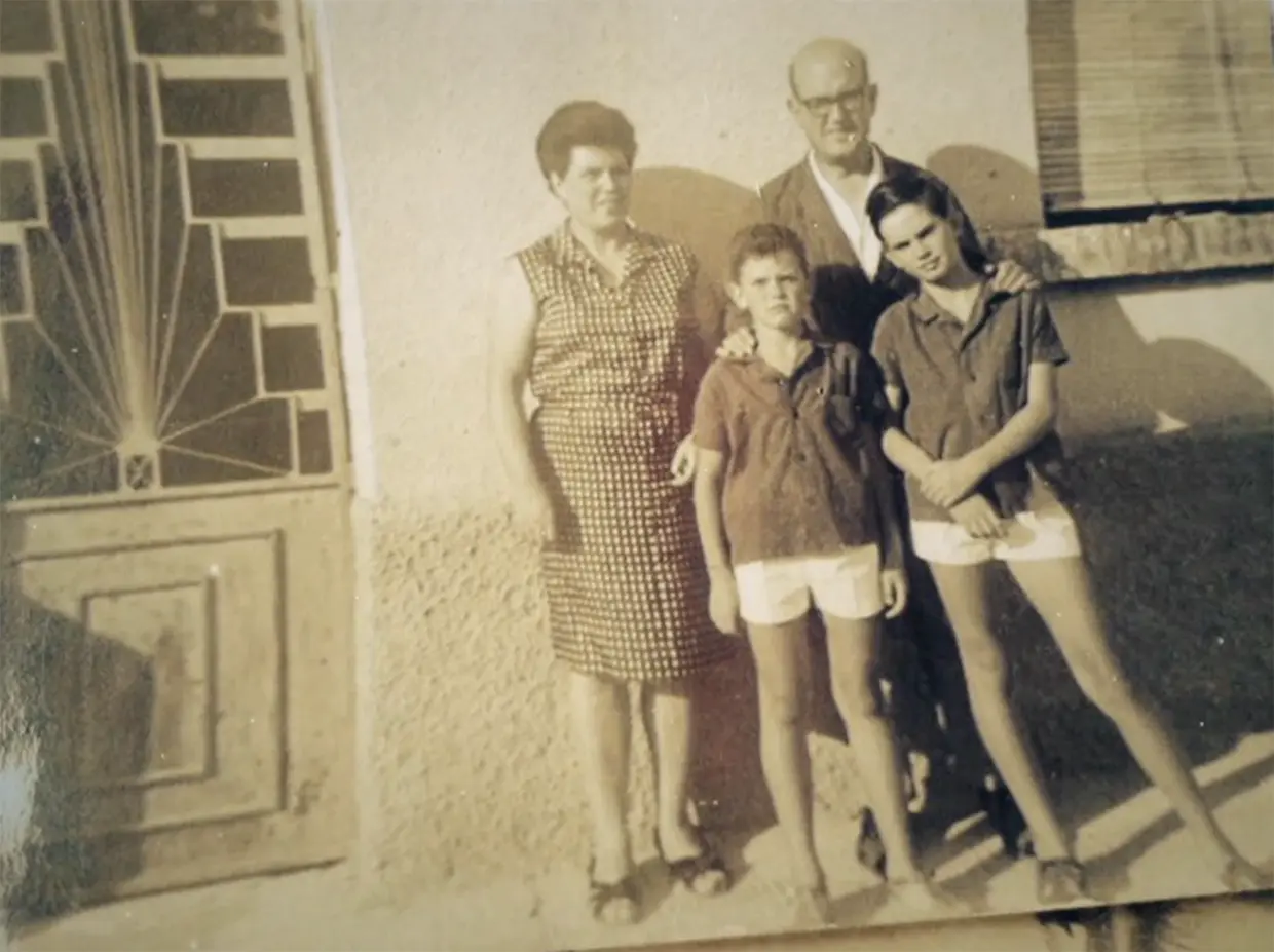 Pedro Piqueras con sus padres y su hermano a la entrada de la humilde casa en la que vivían en Albacete.