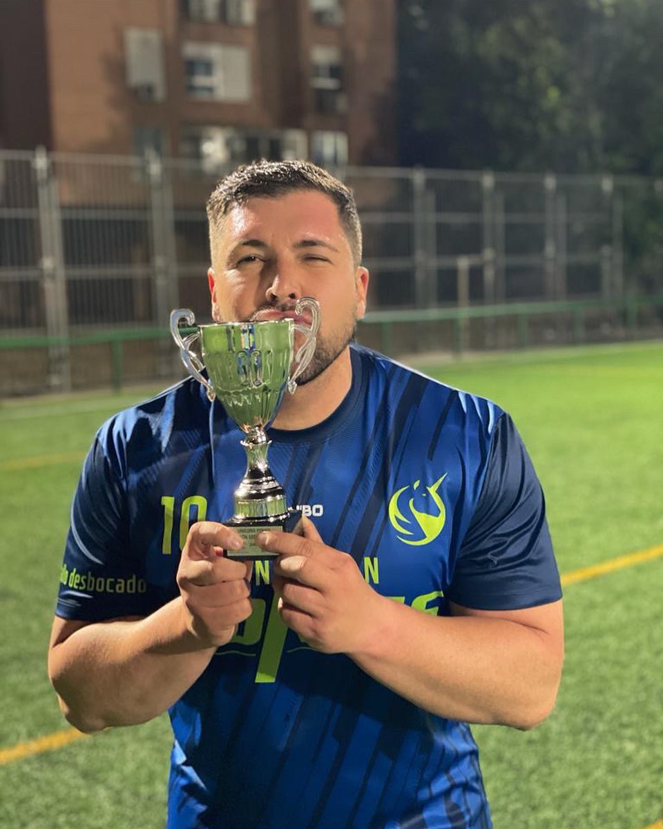 Kike Quintana en una imagen con la camiseta de su equipo y un trofeo