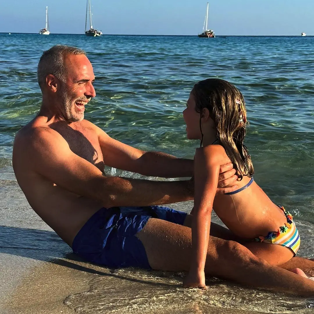 Álex Corretja en una imagen en la playa con su hija
