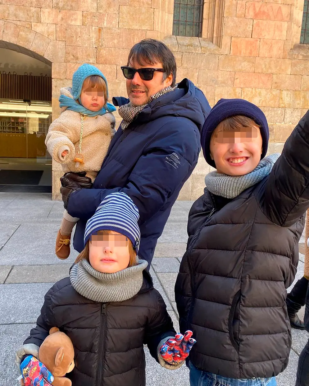 Ion Aramendi en un viaje con sus hijos, cargando a la pequeña en brazos