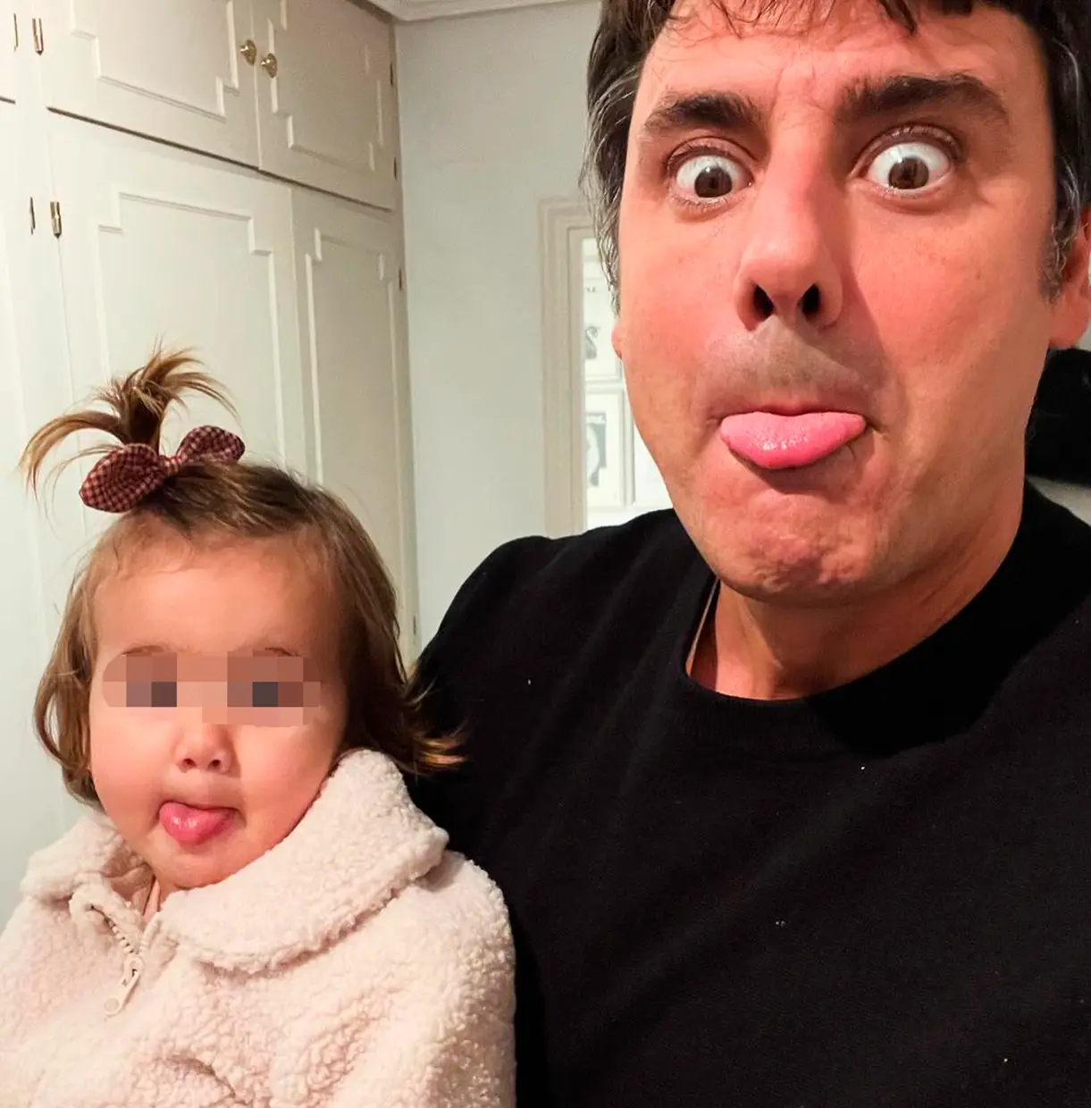 Ion Aramendi con su hija pequeña sacando la lengua