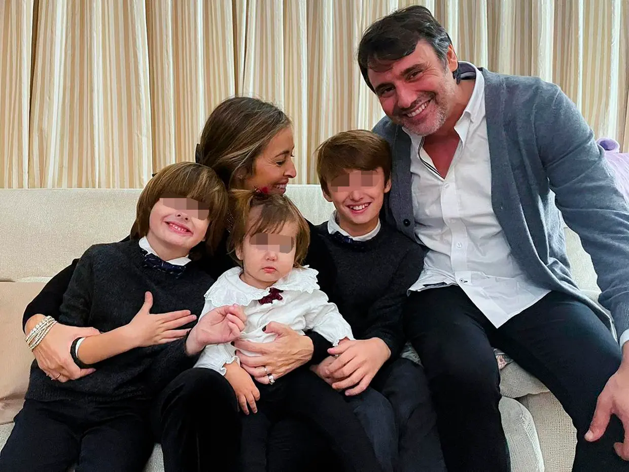 Ion Aramendi en una foto familiar en Navidad con María Amores y sus hijos