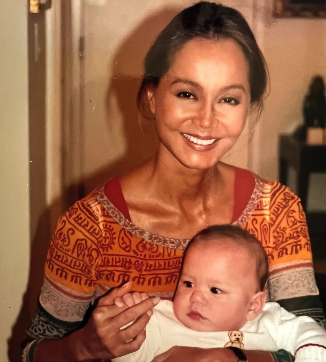 Alejandro Altaba, hijo de Chabeli Iglesias, con su abuela Isabel Preysler cuando era un bebé