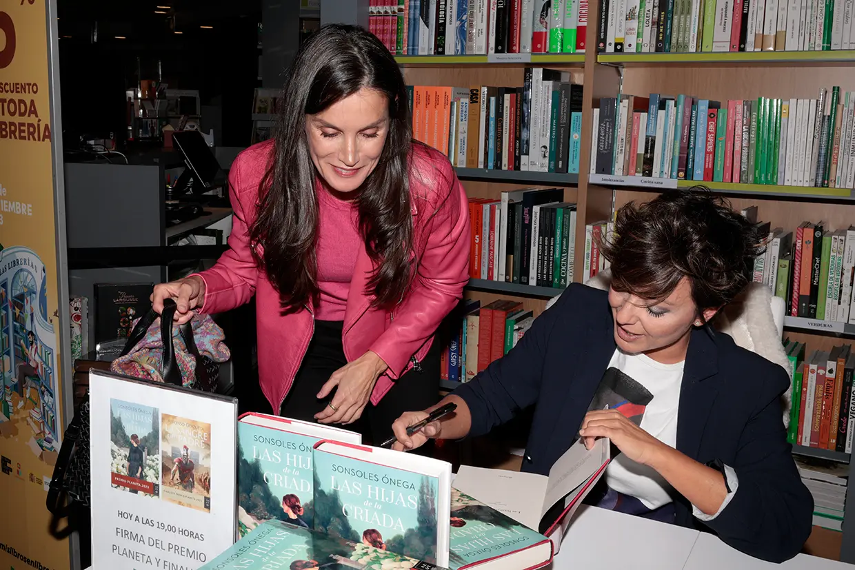 Sonsoles Ónega, dedicándole su novela a la reina Letizia.